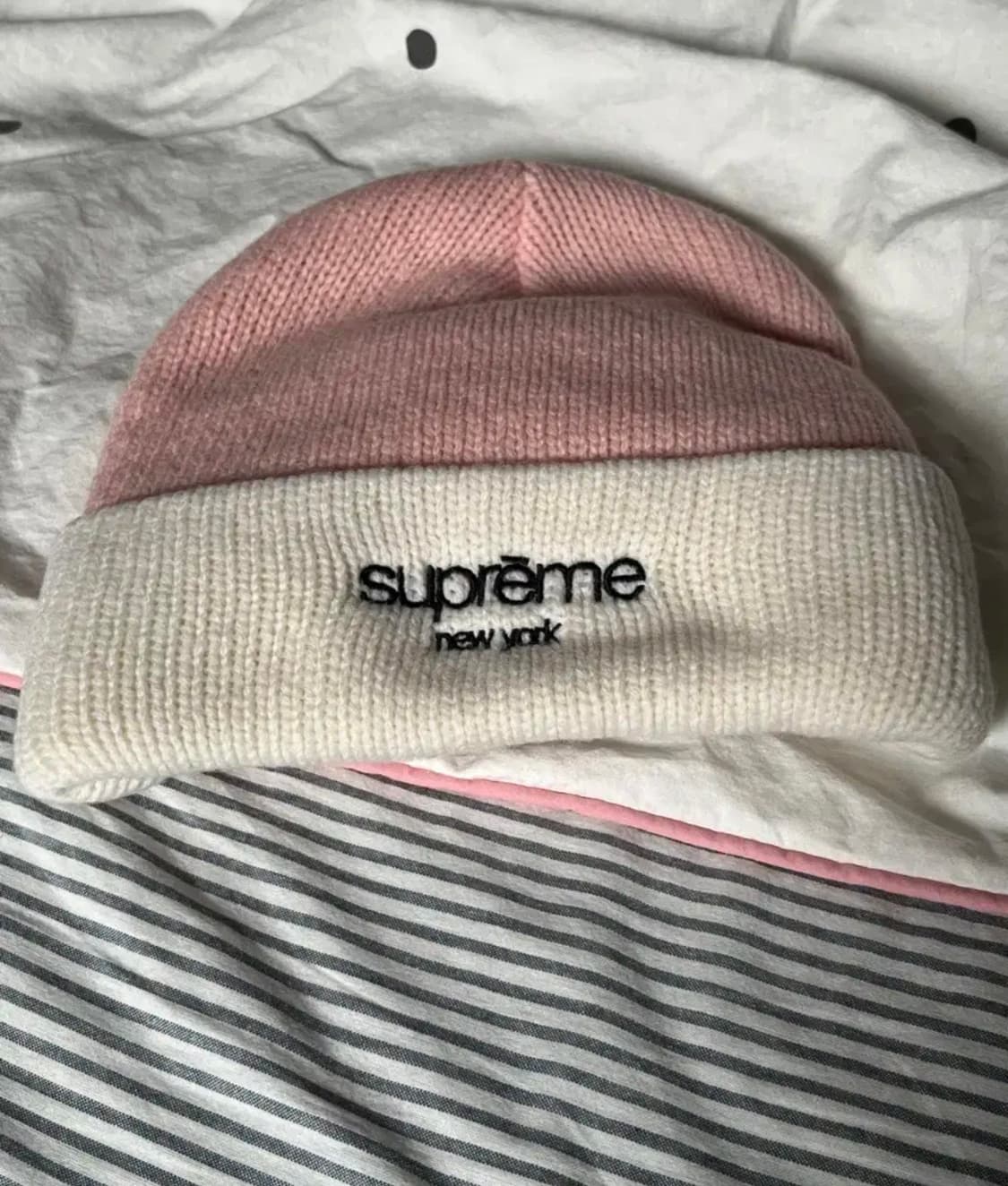 슈프림 25 FW니트 비니 모자 핑크/화이트 상품이미지1