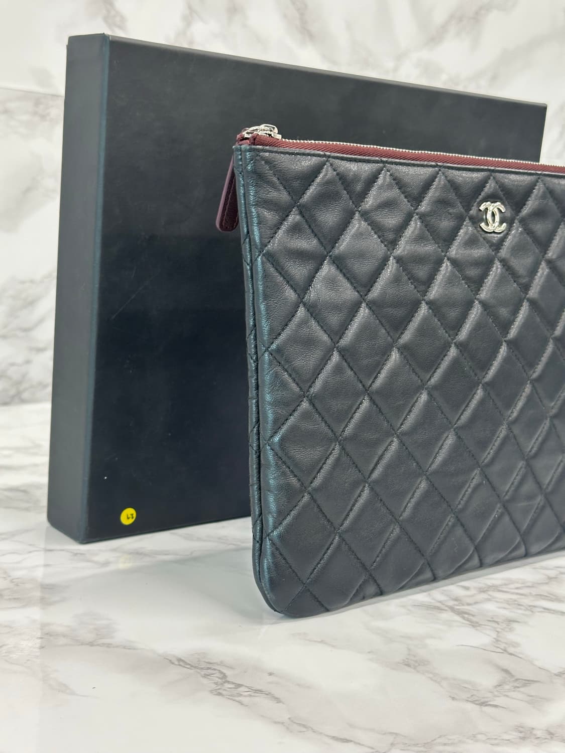 샤넬 클래식 미디움 케비어 클러치 상품이미지4