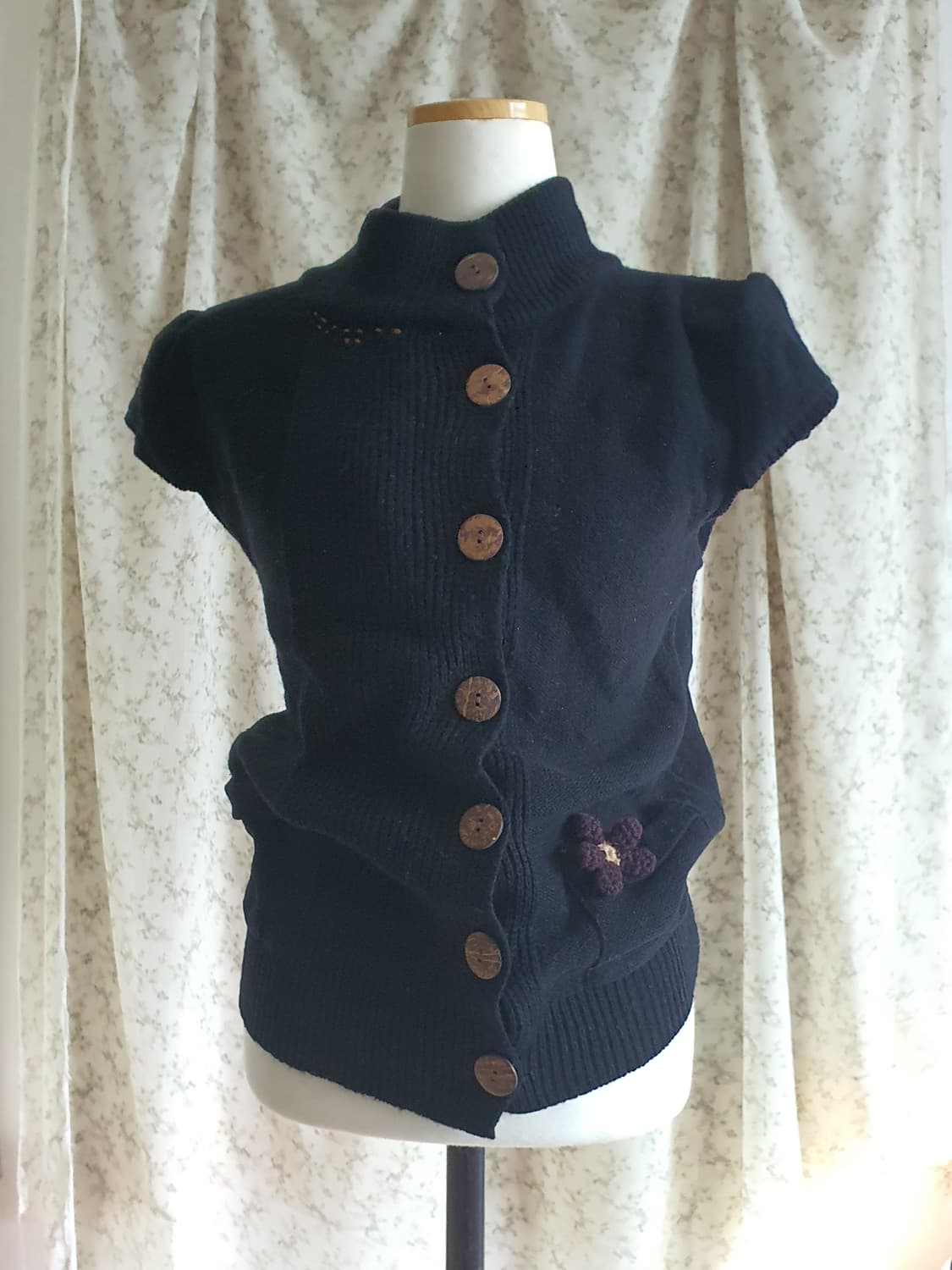 [모리걸] 니트 반팔 가디건 블랙 우드버튼 상품이미지1