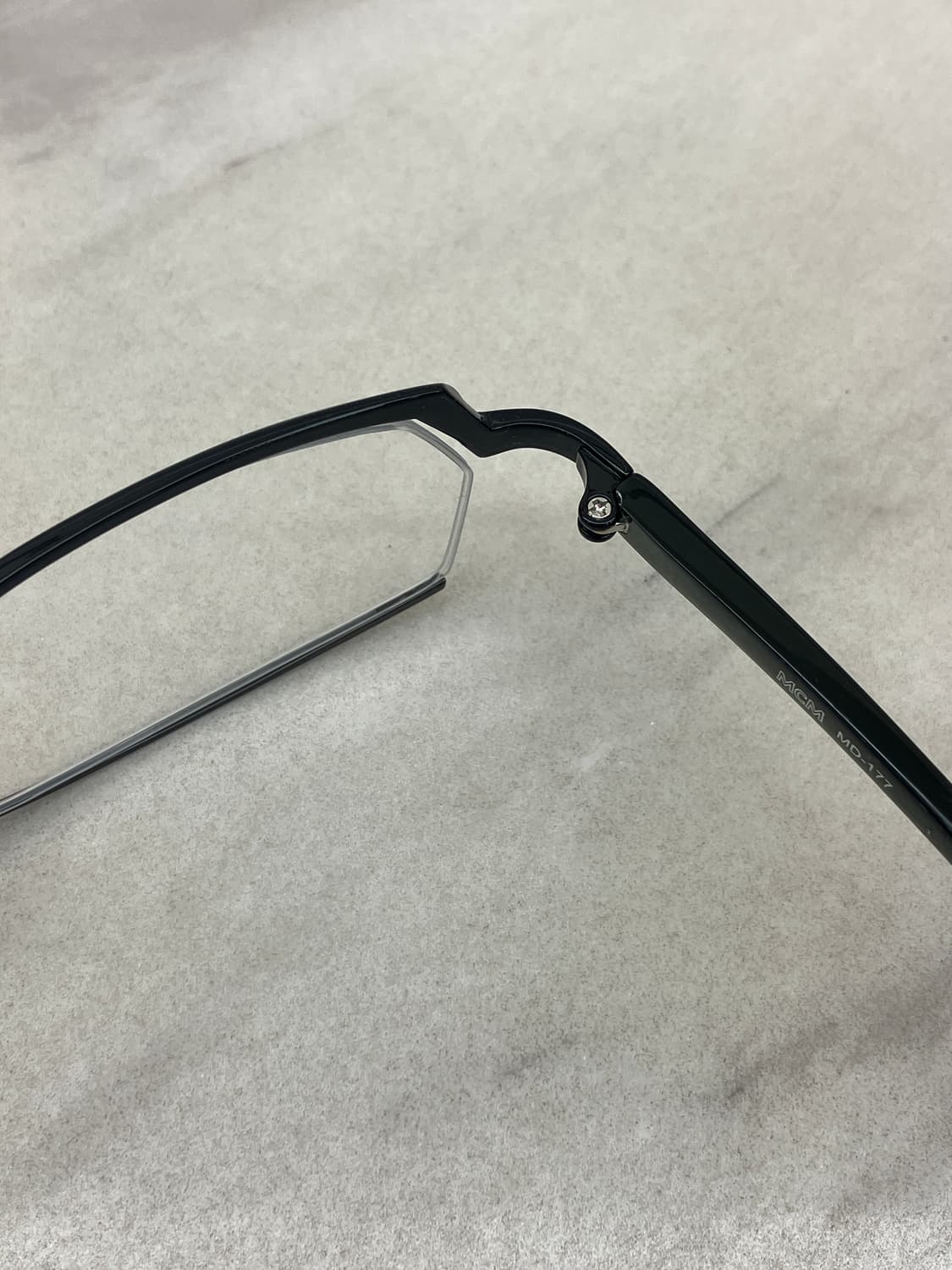 엠씨엠 MCM 블랙실버 소프트 스퀘어 와이어 메탈테 안경 상품이미지3