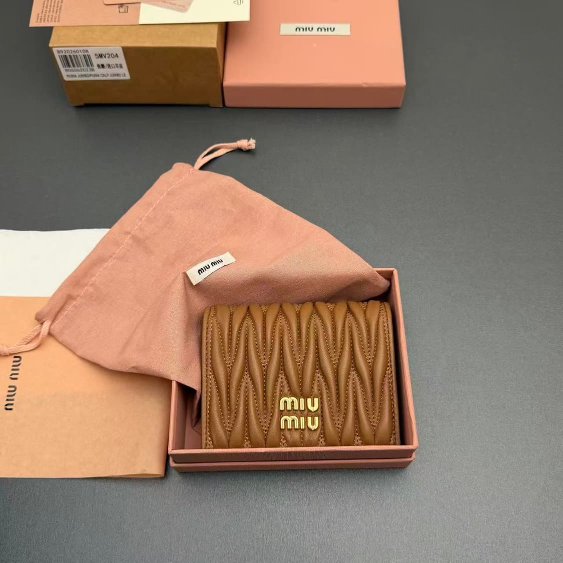 미우 미우 스몰 마테라쎄 나파 레더 지갑 카라멜 상품이미지1