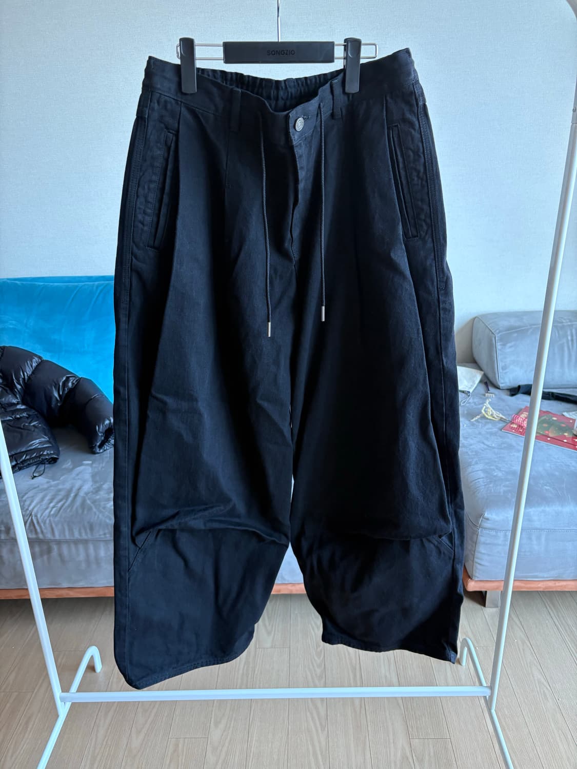 송지오 25SS 컬렉션 모리스 와이드 데님 블랙 86 상품이미지1