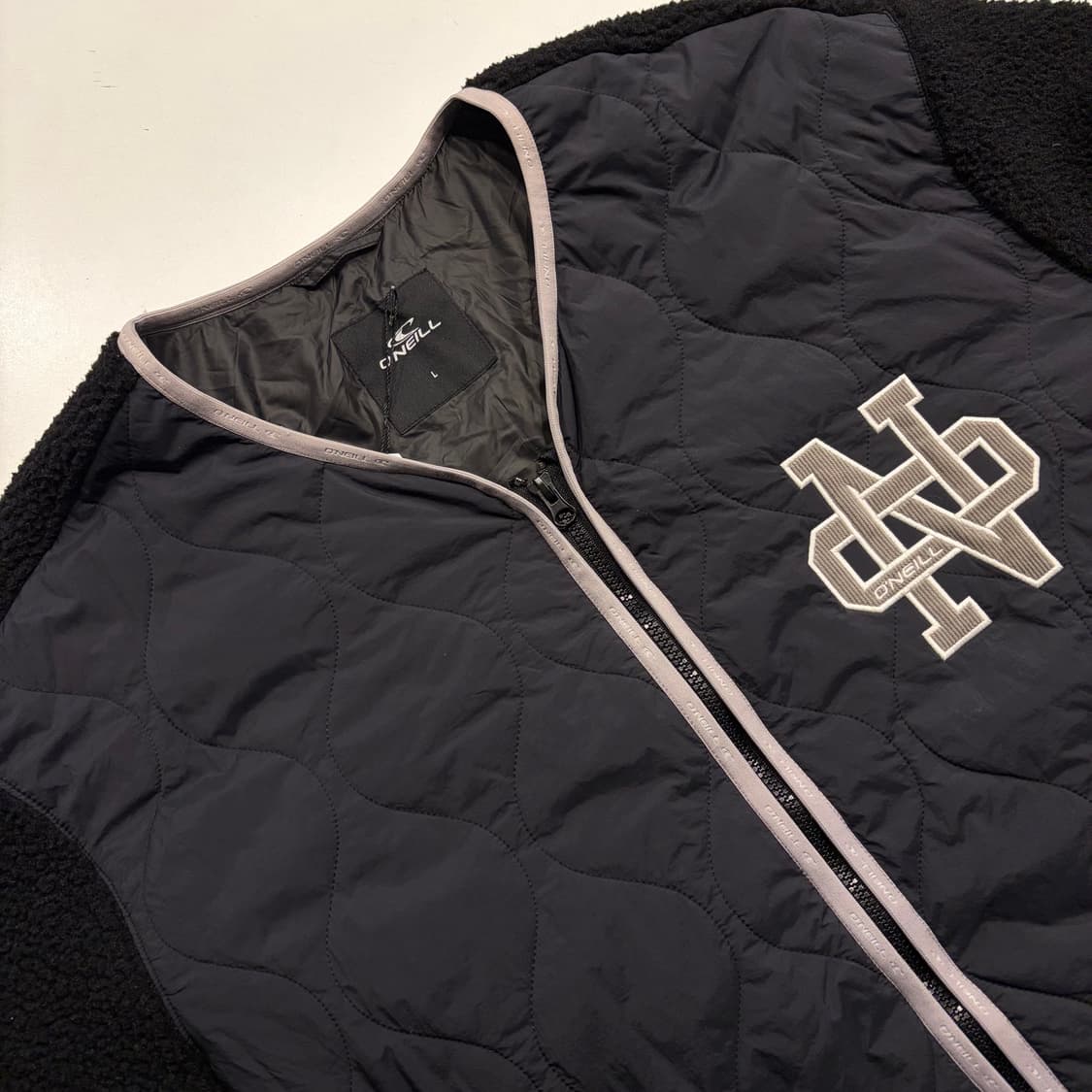 [L] 오닐 퀄팅 플리스 배색 자켓 블랙 C52 상품이미지3