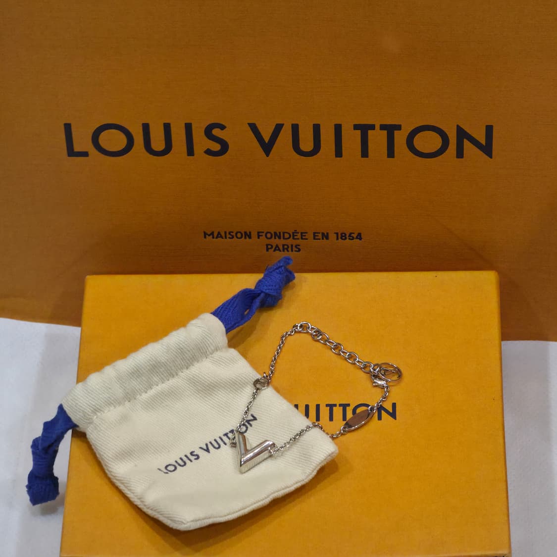 루이비통 에센셜 v 은장 팔찌 상품이미지1