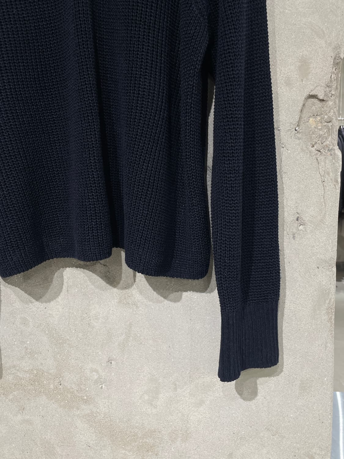 헤리티지플로스 블랙 펠트 린넨 V넥 스웨터 상품이미지5