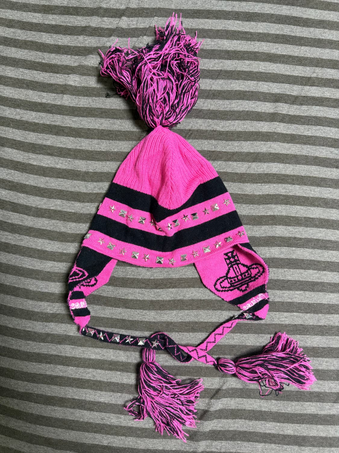 팔라스 x 비비안 웨스트우드 오브 니트 이어플랩 비니 핑크 상품이미지3