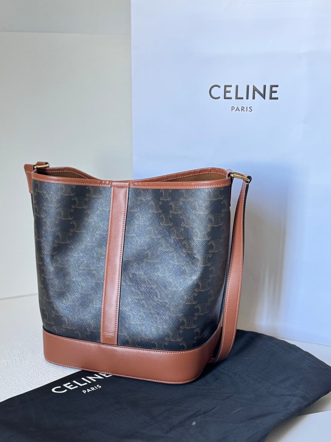 셀린느 트리오페 캔버스 카프스킨 버킷백 미듐 탄 상품이미지7