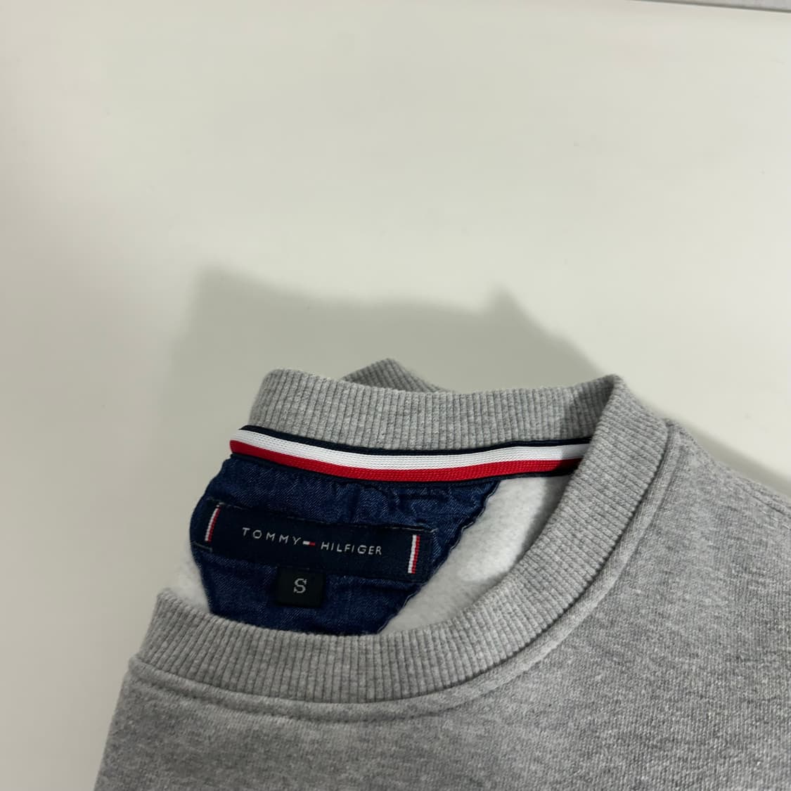 S 90 타미힐피거 그레이 기본로고 면 맨투맨 남여공용 상품이미지3