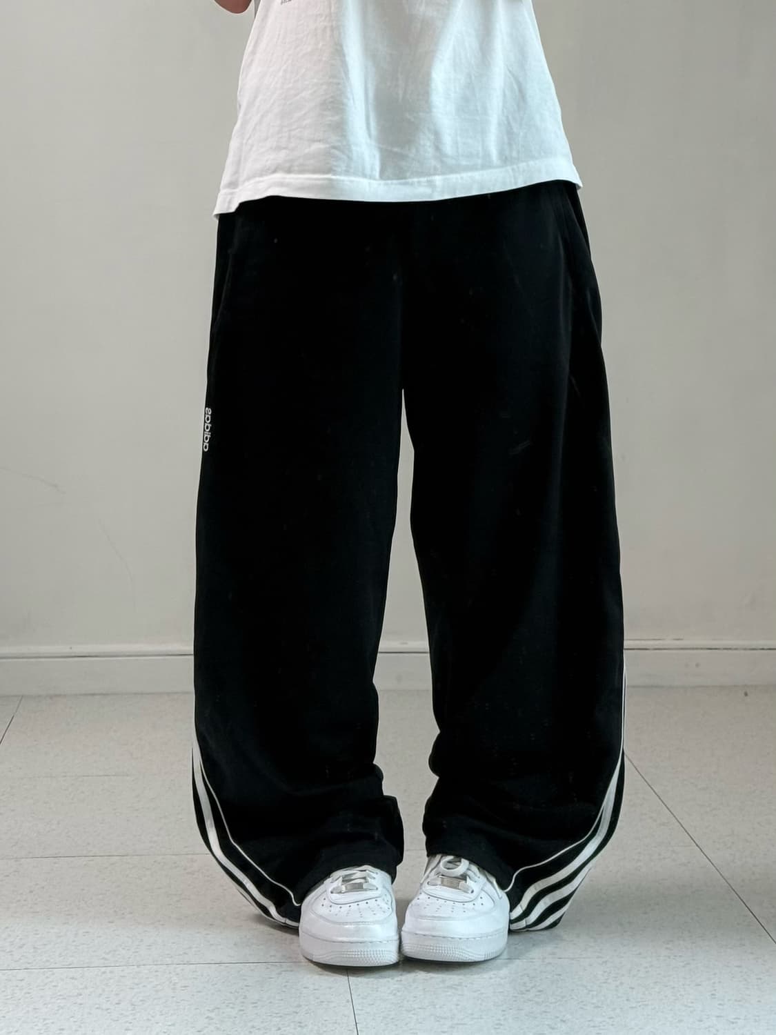 아디다스 블랙 와이드 트랙팬츠 상품이미지1
