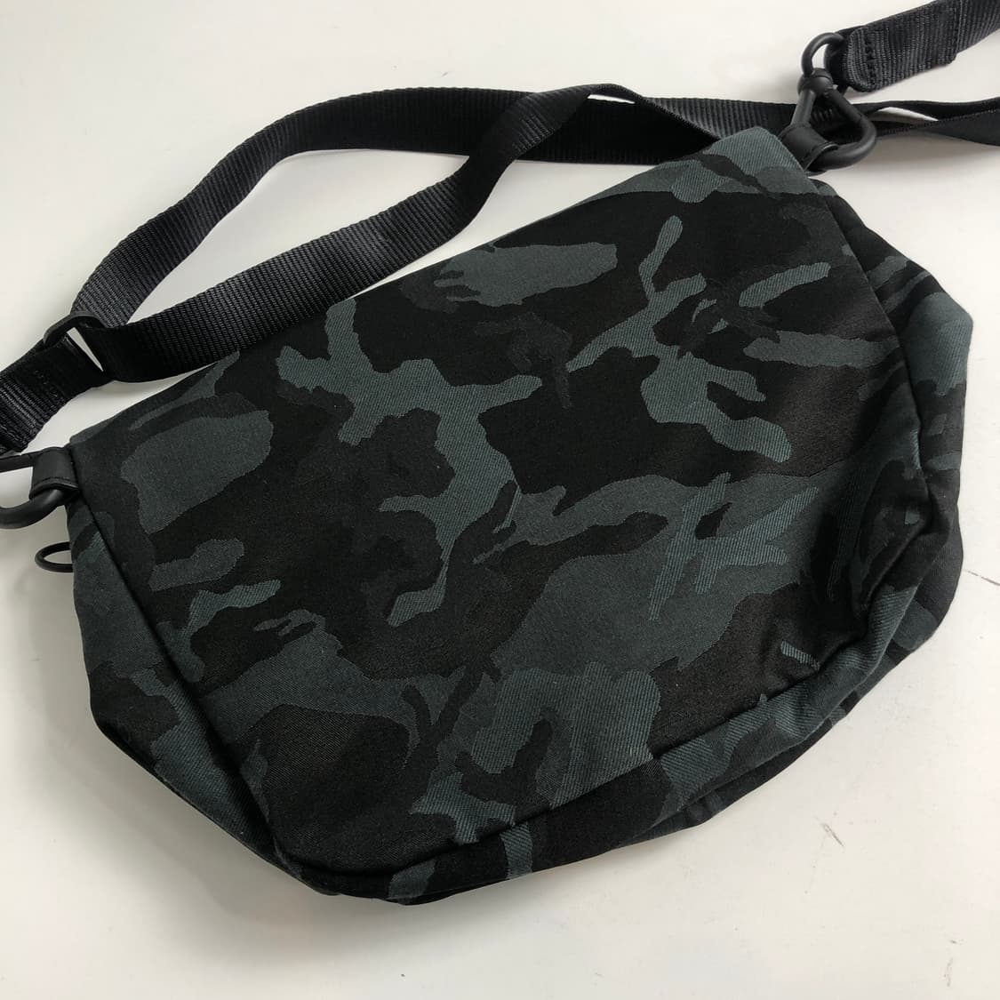 룰루레몬 카모 크로스백 상품이미지3