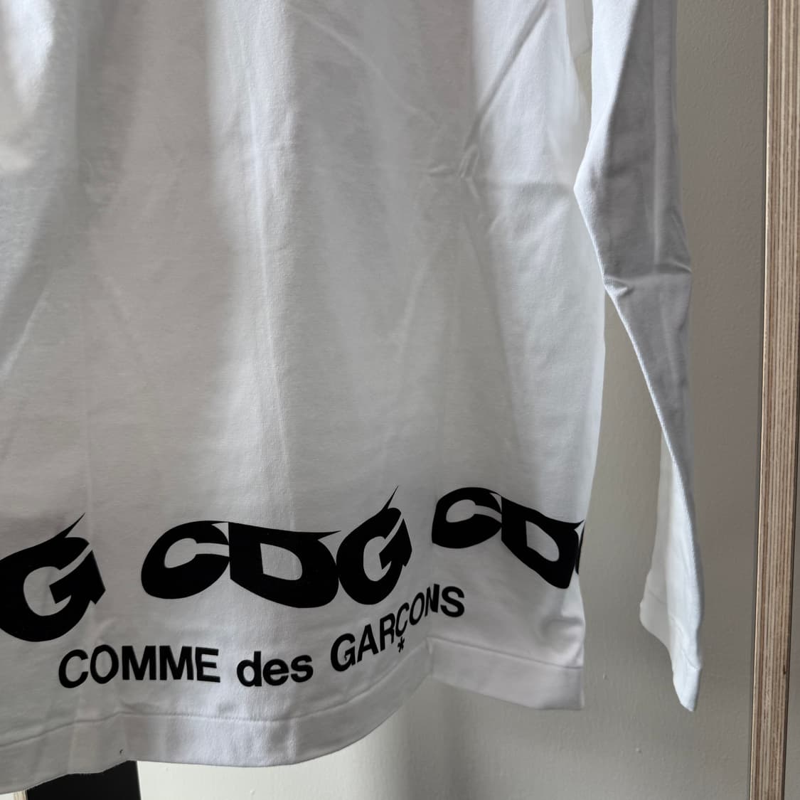 꼼데가르송 CDG WAVY 백 로고 롱슬리브 2컬러 상품이미지3