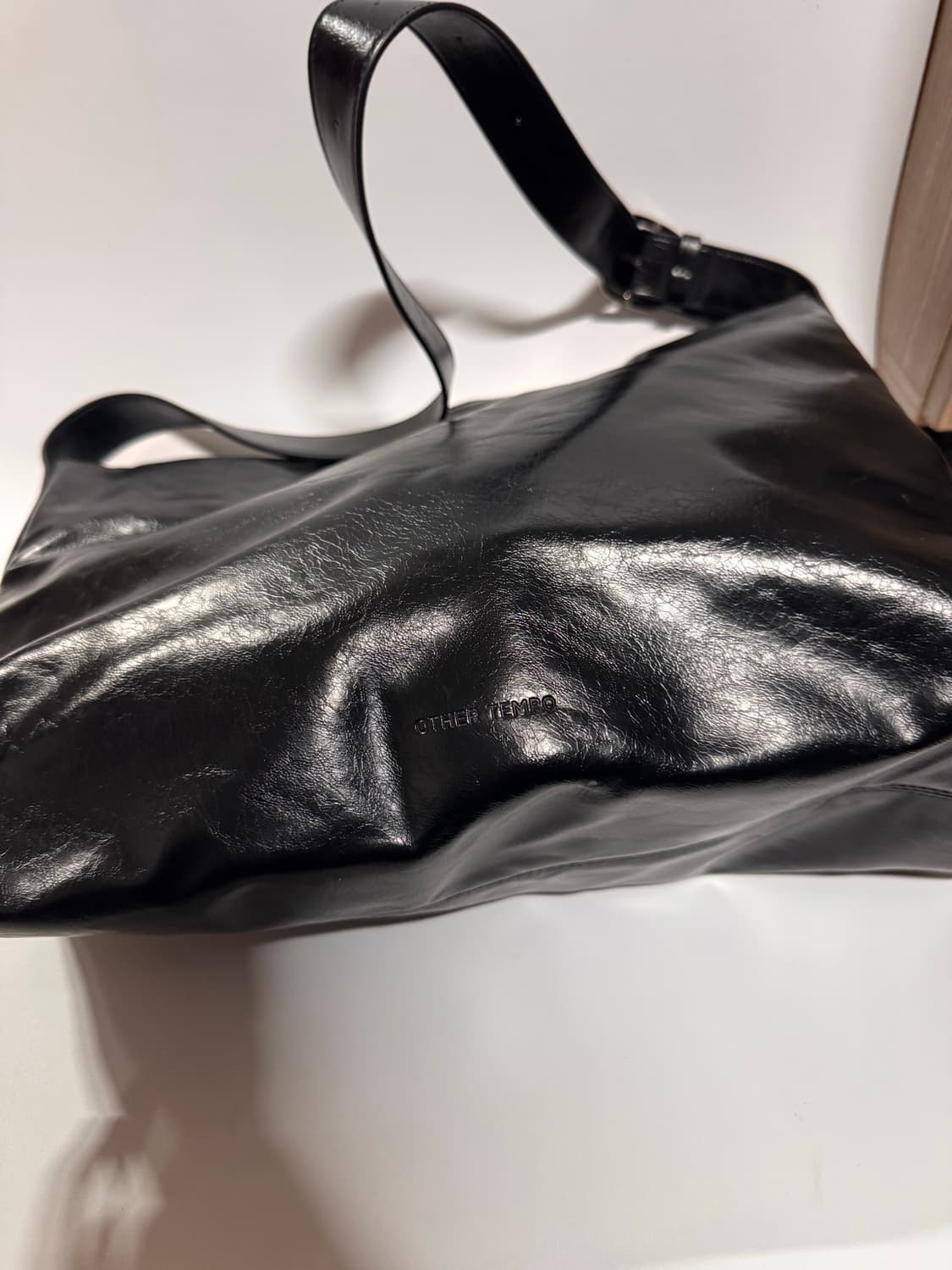 아더템보 블랙 숄더백 상품이미지2