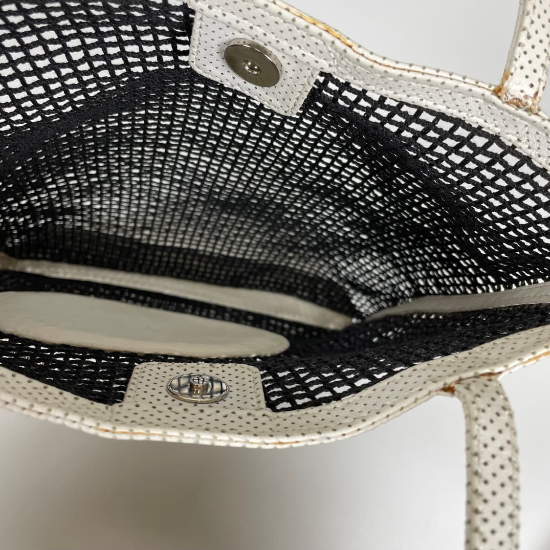 2004년도 Chanel 샤넬 테니스볼 메쉬 가방 상품이미지4