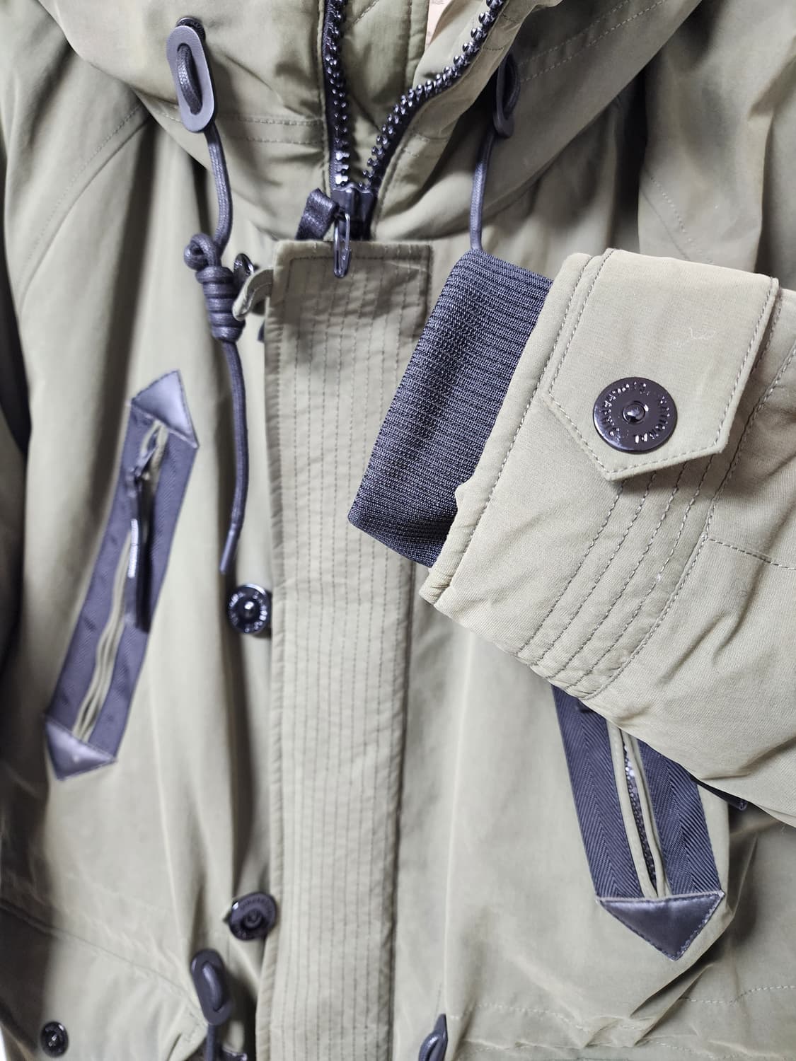 내셔널지오그래픽 
카키색 패딩 야상 점퍼 상품이미지7