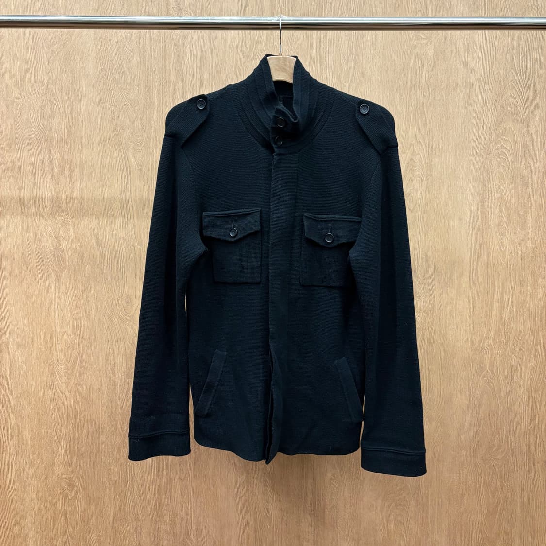 닐 바렛 하이넥 니트 자켓 스탠드 카라 숄더 에폭 장식 버튼 디테일 블랙 상품이미지2