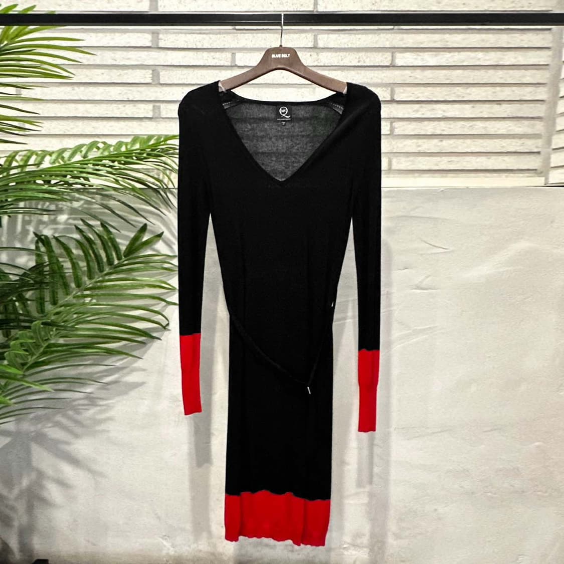 알렉산더 맥퀸 니트 원피스 브이넥 컬러 블럭 벨티드 디테일 블랙 레드 상품이미지2