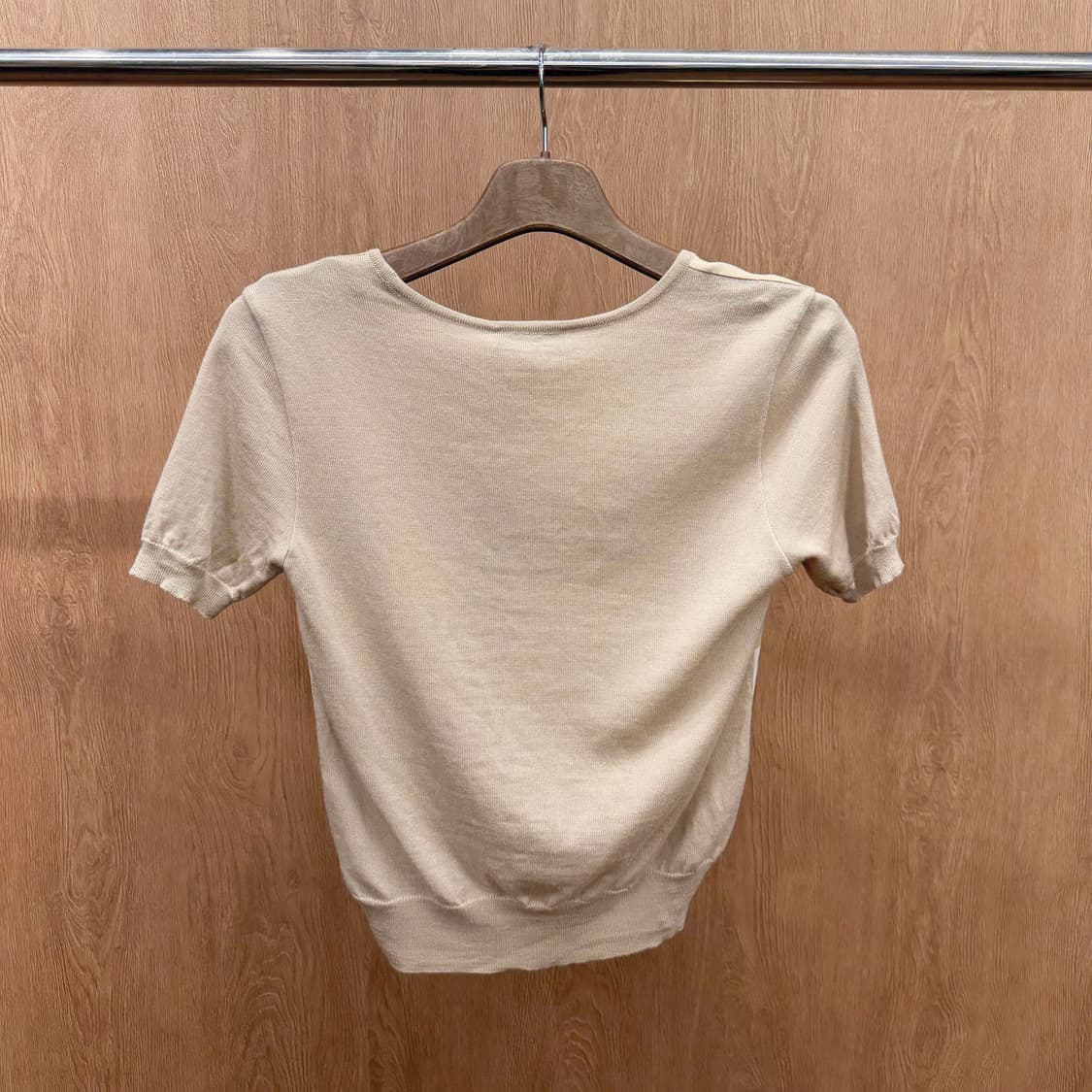 니나리치 반팔 니트 로고 블록 프린팅 밴딩 밑단 디테일 베이지 상품이미지3