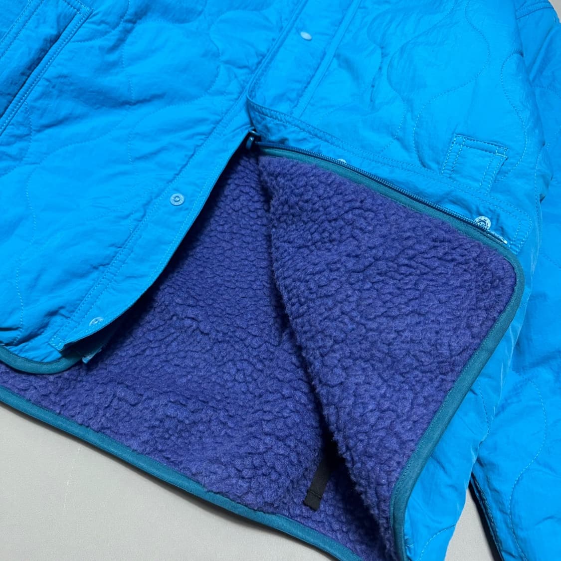 빔즈(BEAMS) 로얄블루 나일론 폴리 혼방 보아플리스 리버시블 자켓 상품이미지4