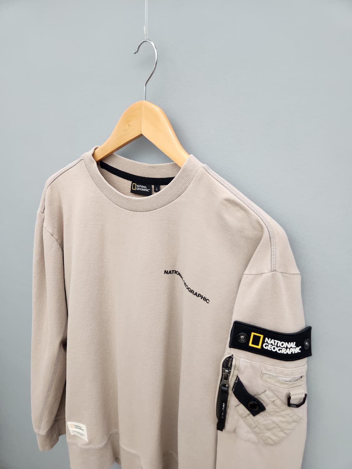 내셔널지오그래픽 베이지 ma1 스타일 맨투맨 상품이미지3