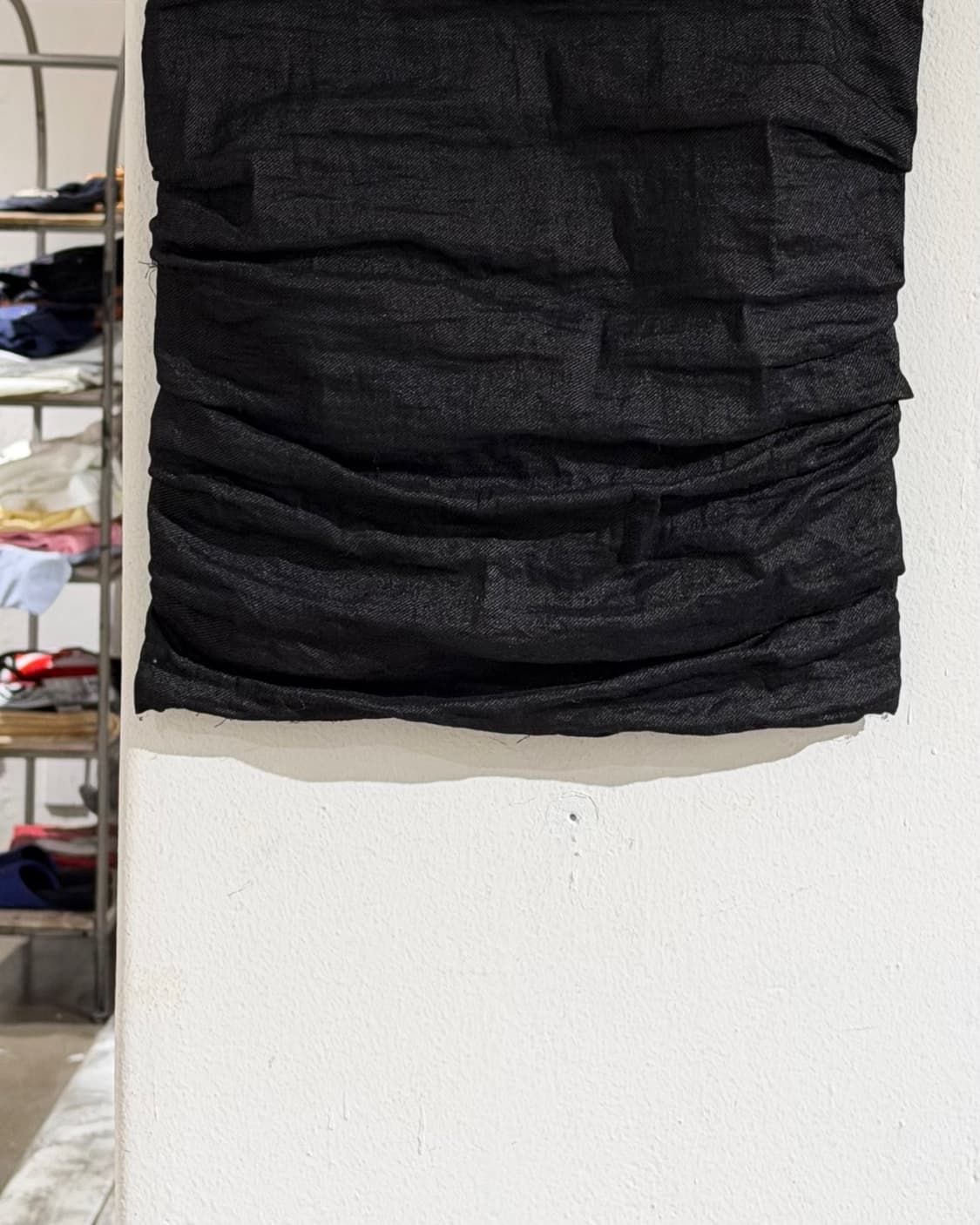 랑방 블랙 드레이프 미디 스커트 상품이미지3