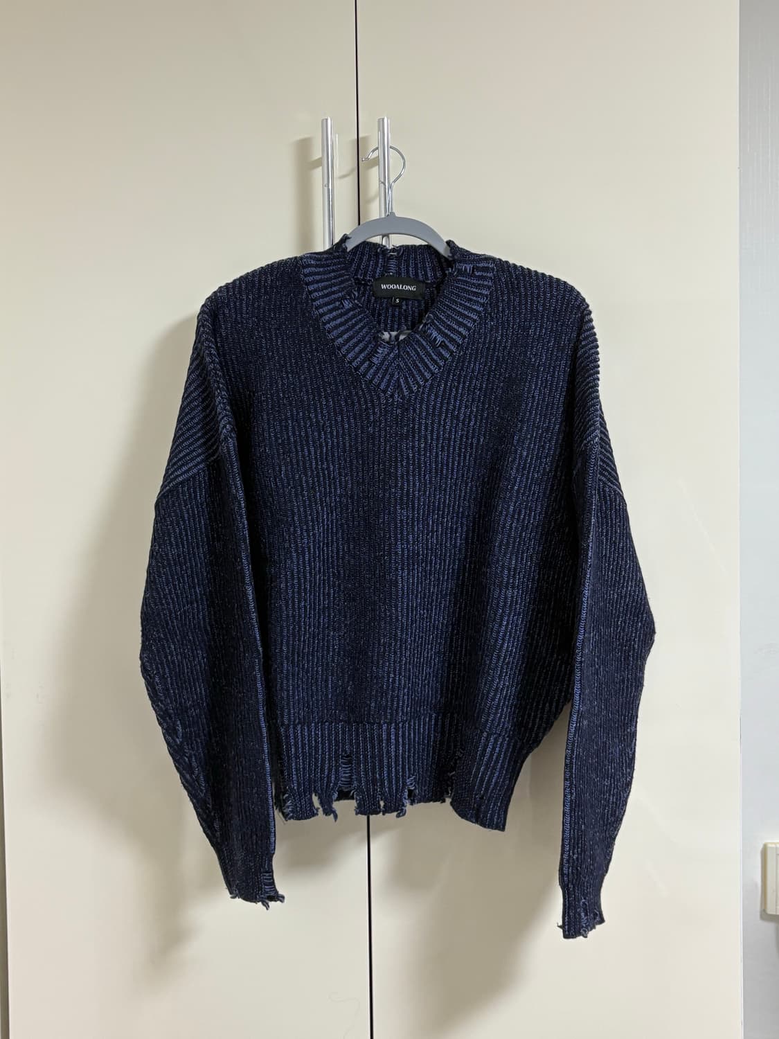 우알롱 니트 V-neck damage knit - NAVY S사이즈 상품이미지1