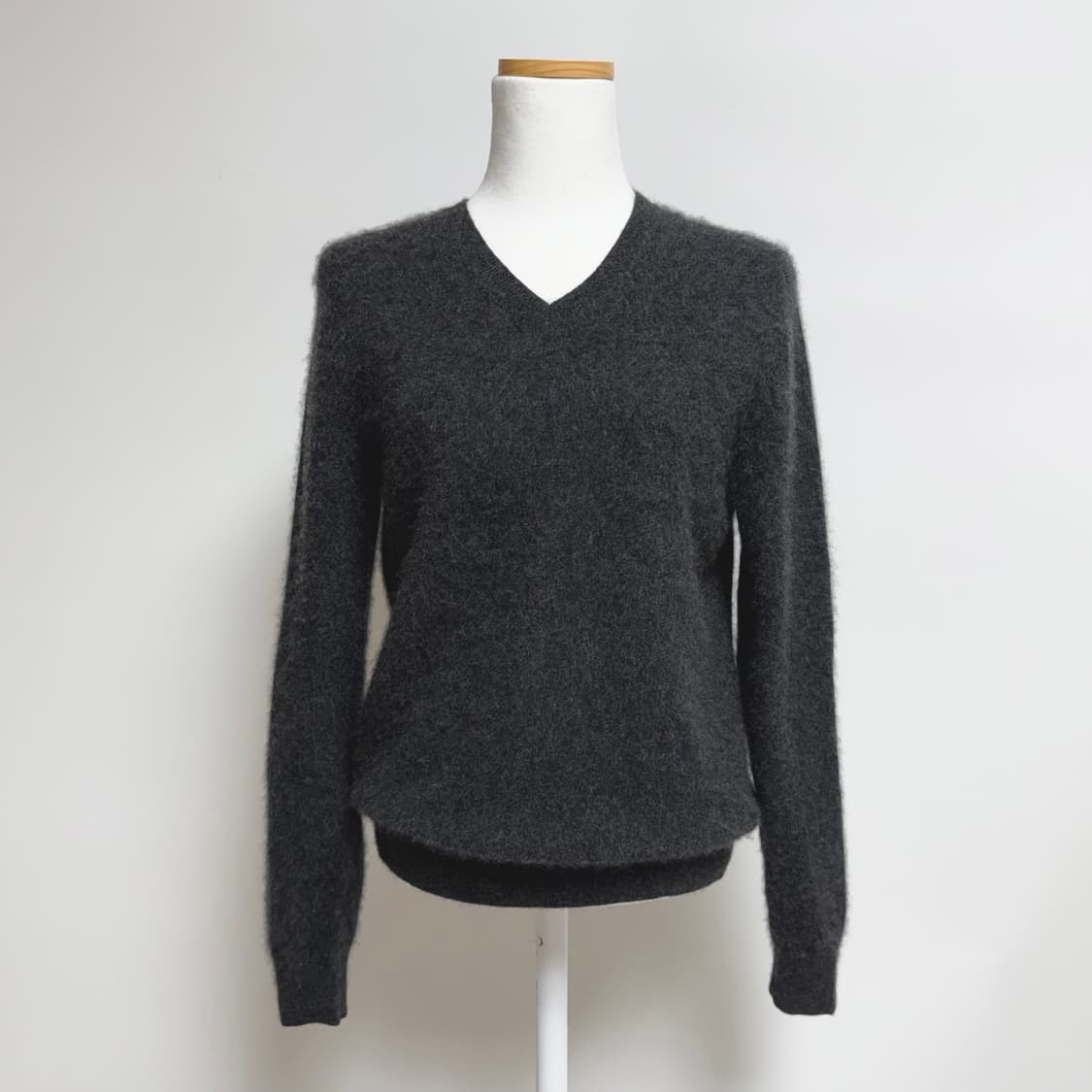 [캐시미어 100%] 유니클로 차콜 V넥 니트 M 상품이미지1