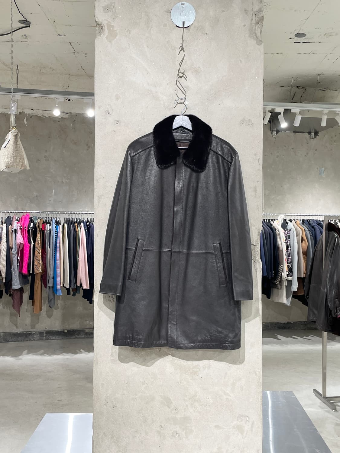 지방시 다크 브라운 밍크 라이너 쉽 레더 코트 상품이미지1