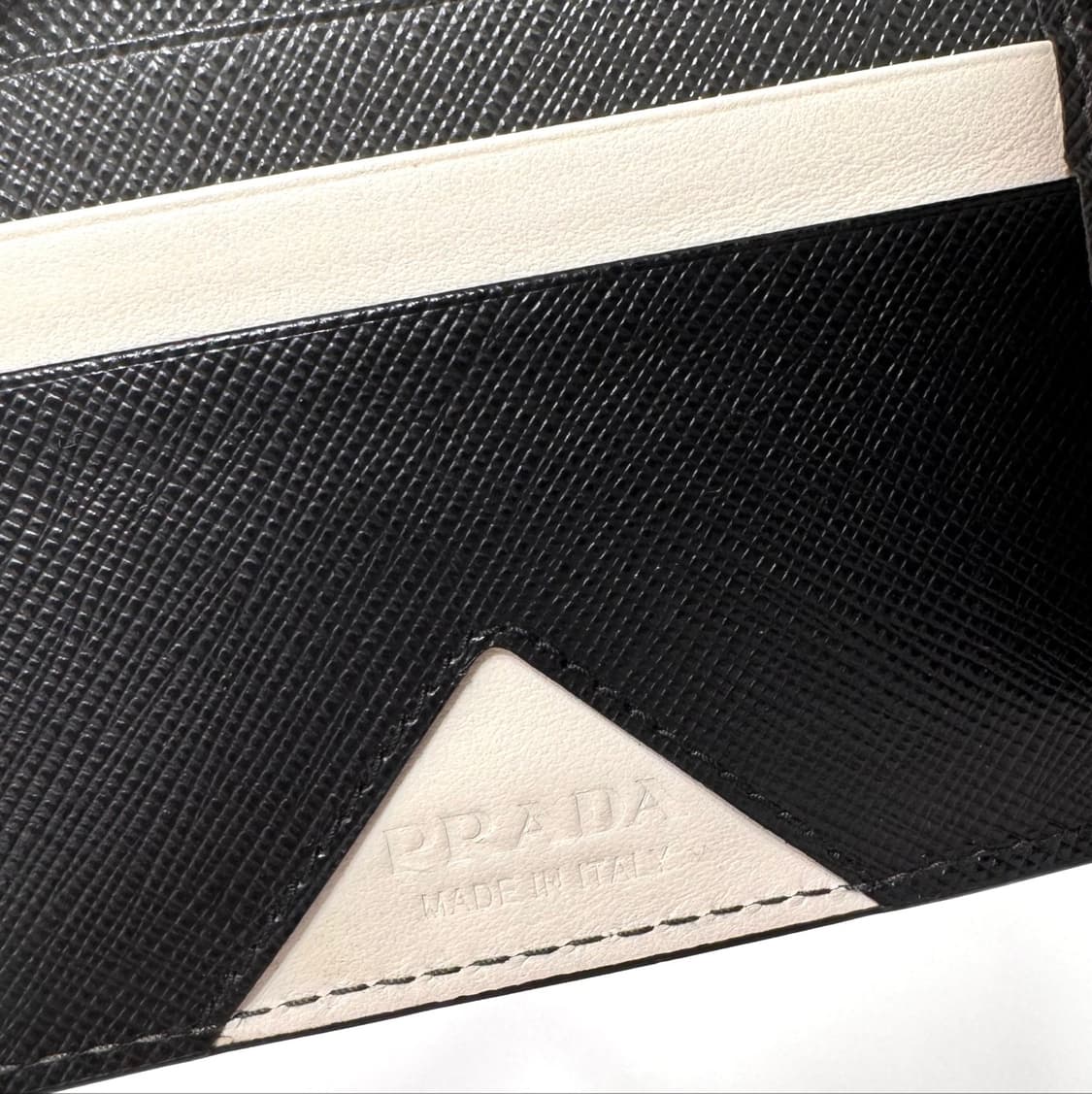 프라다 삼각로고 사피아노 반지갑 그레이 상품이미지10