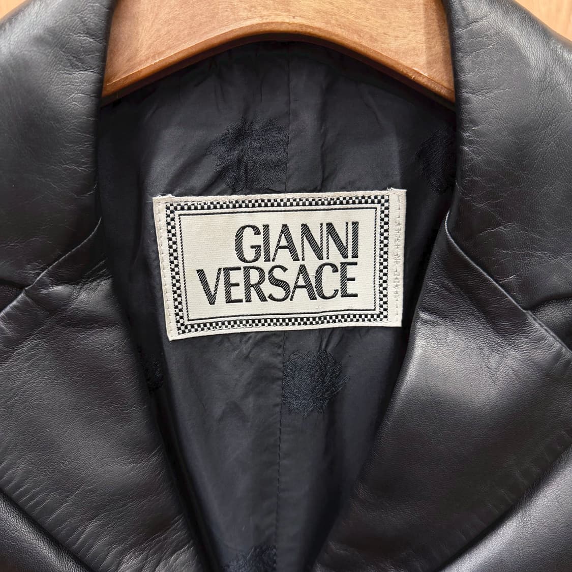 베르사체 슬림핏 레더 자켓 테일러드 카라 퍼 탈부착 포켓 디테일 블랙 상품이미지6