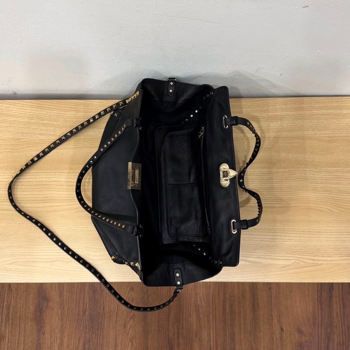 발렌티노 레더 토트백 골드 피라미드 스터드 숄더 스트랩 디테일 블랙 상품이미지5