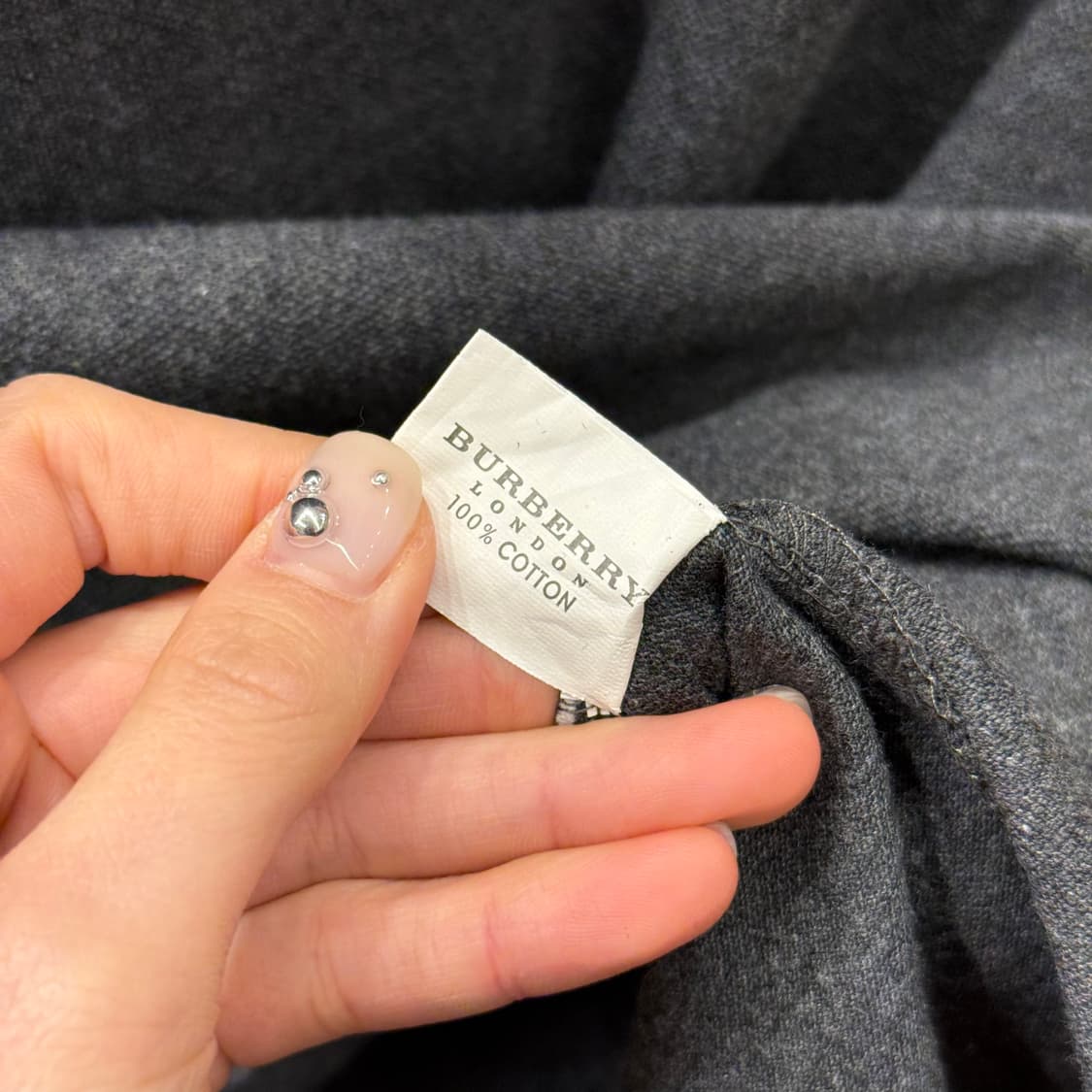 버버리 런던 카라 반팔 티셔츠 체크 배색 로고 자수 디테일 그레이 상품이미지8