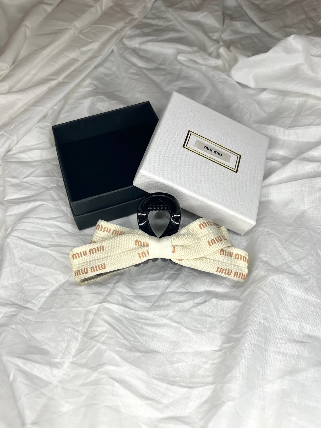 미우미우 로고 리본 헤어 클립 상품이미지1