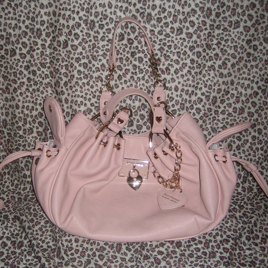 (예약중) 쥬시 꾸뛰르 하트 열쇠 챰 핑크 레더 숄더백 상품이미지1