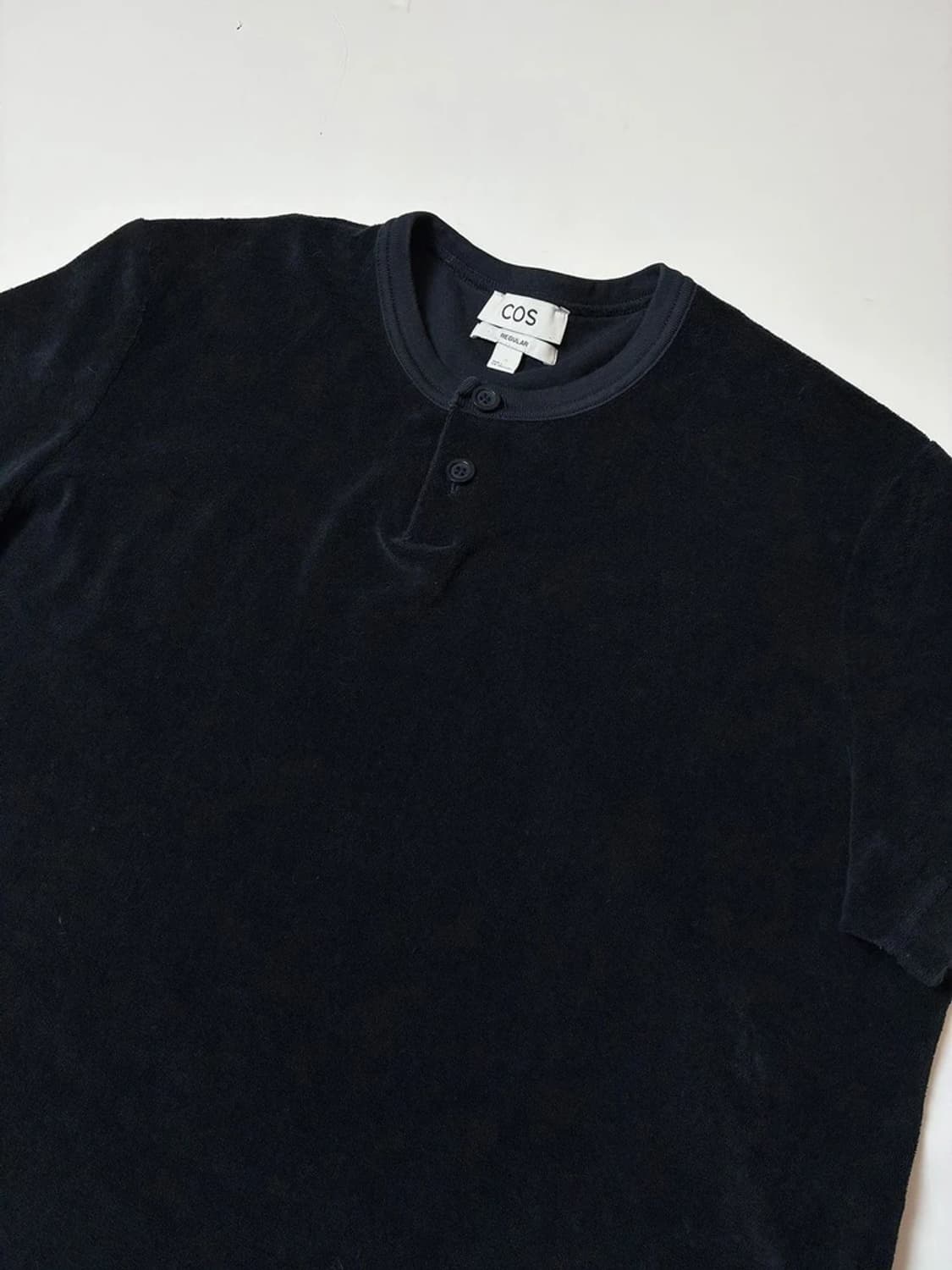 코스 COS 블랙 테리 버튼 헨리넥 반팔 티셔츠 PN9661 상품이미지2