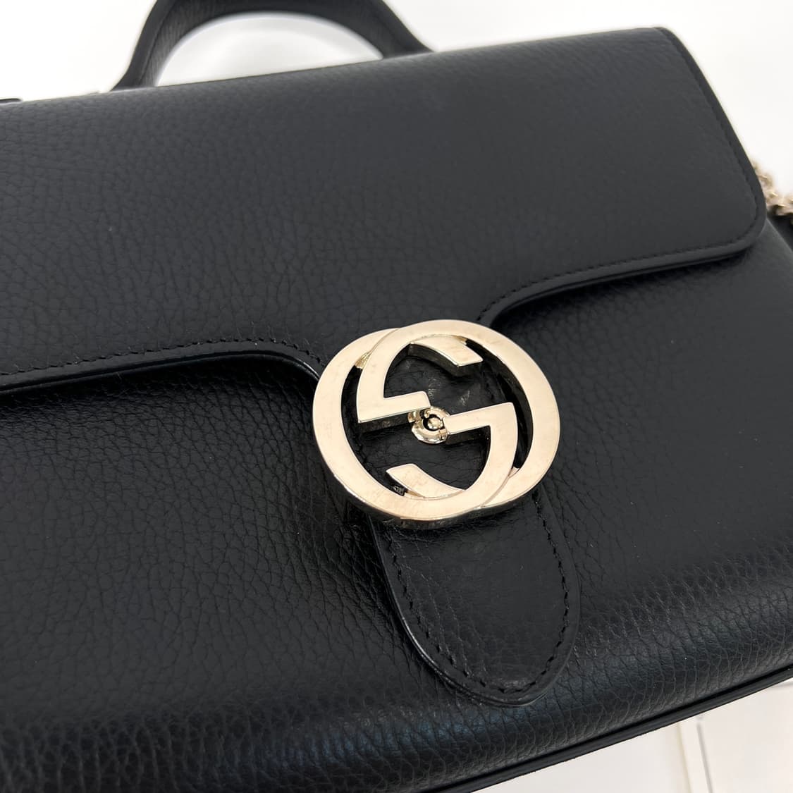 구찌 GG 인터로킹 탑핸들 체인 숄더백 블랙 (510302) 상품이미지5