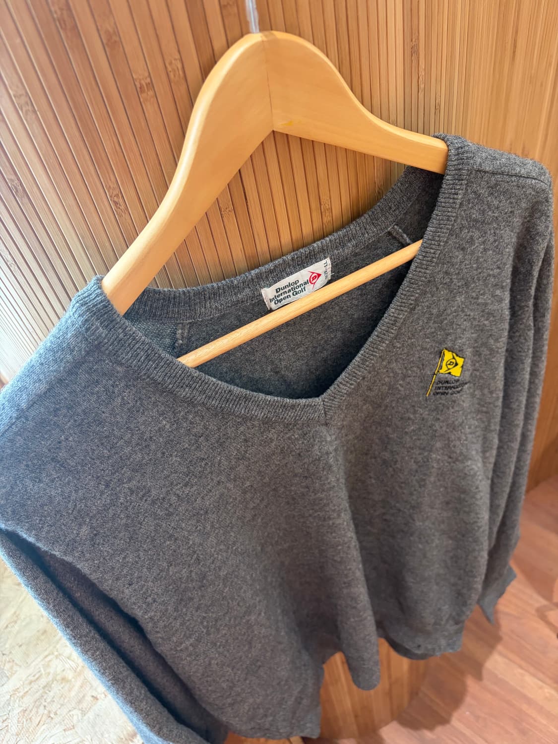 Dunlop Charcoal V-neck Knit 상품이미지3