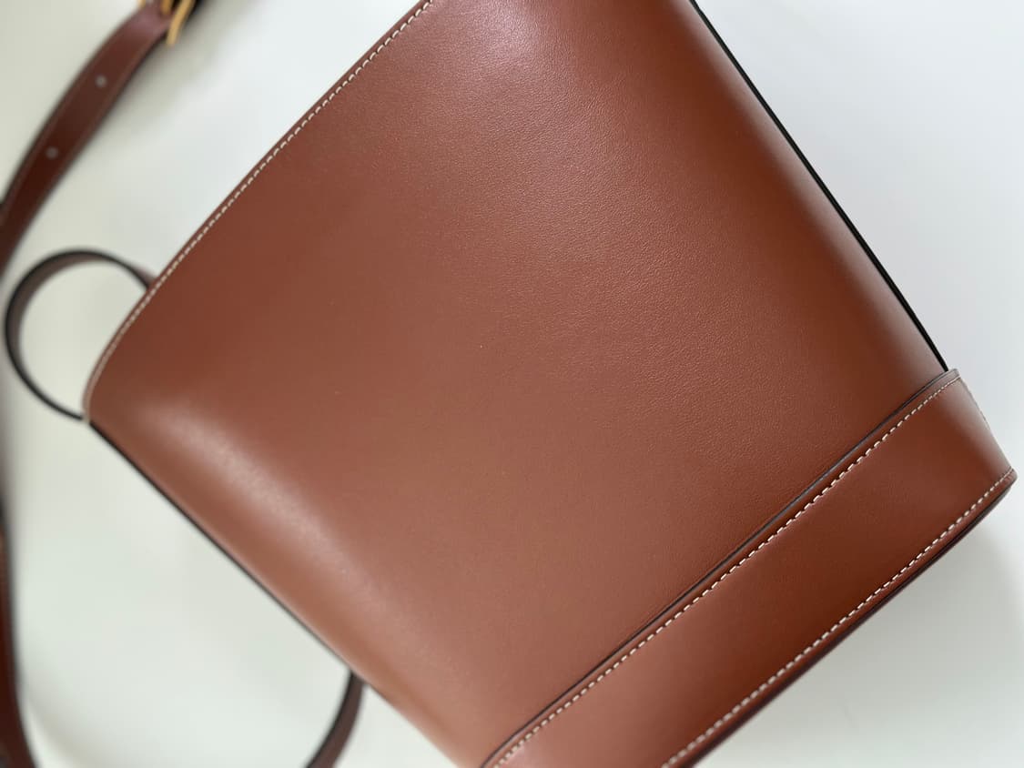 셀린느 트리오페 스몰 스무스 카프스킨 버킷백 상품이미지4