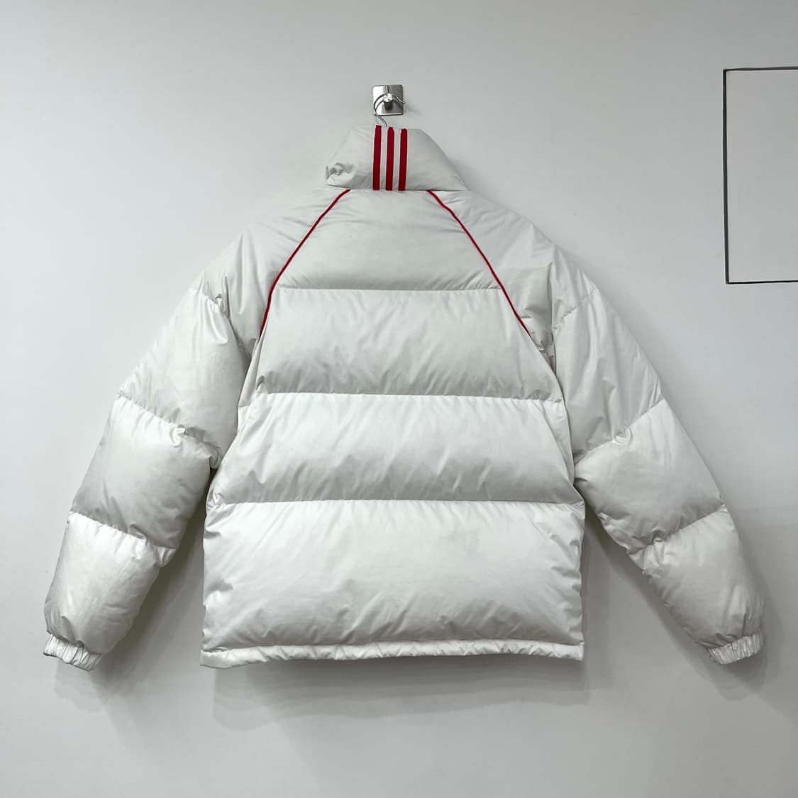 아디다스 화이트 레드 흰빨 덕다운 패딩 자켓 상품이미지3