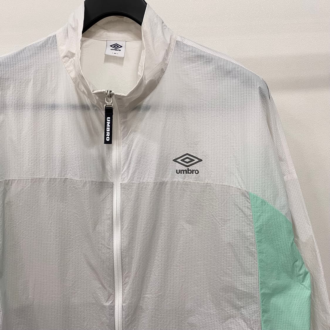 엄브로 플라이트 립스탑 경량 바람막이 상품이미지4