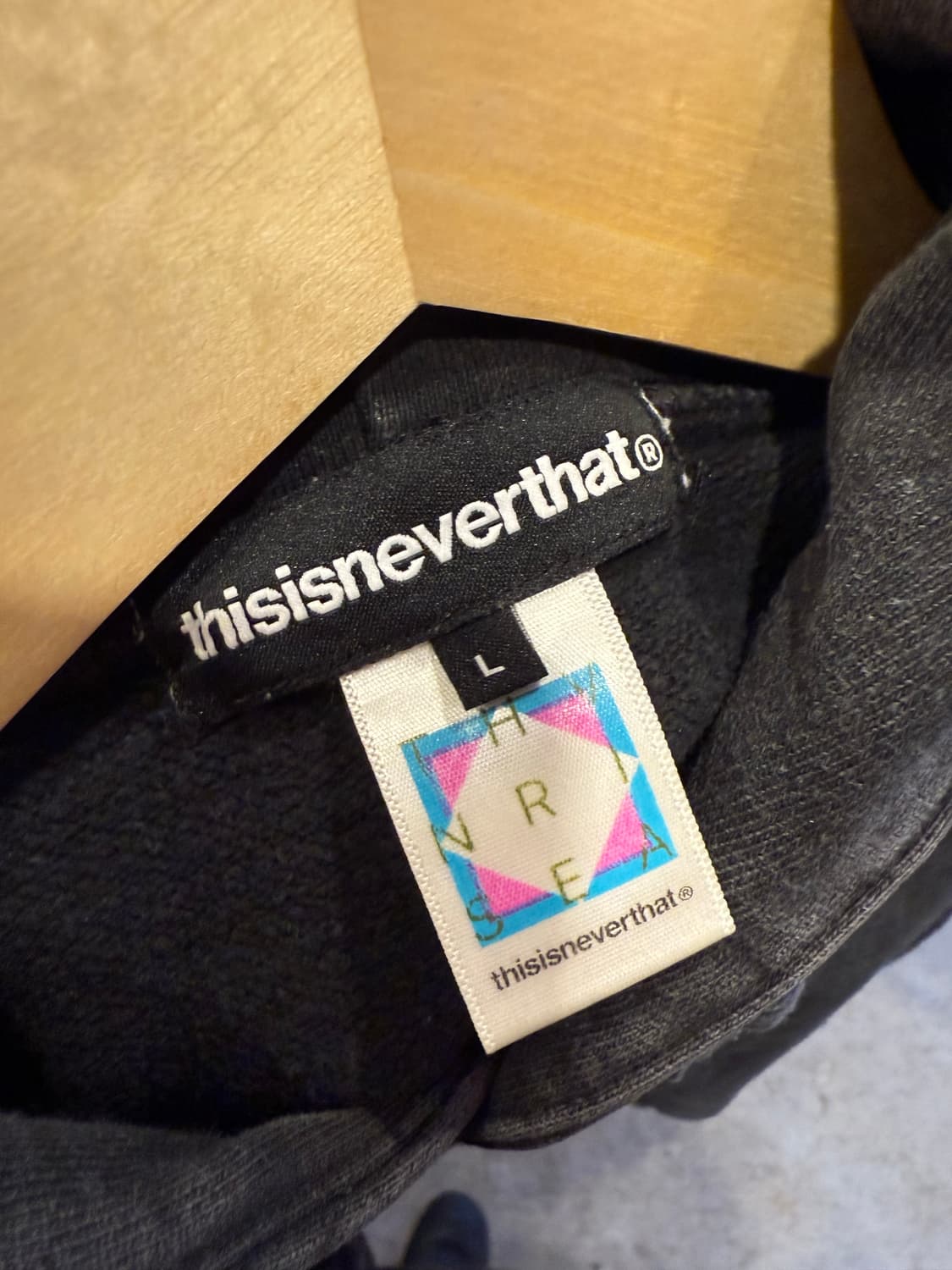 디스이즈네버댓 T 로고 워시드 후드티 블랙 상품이미지2