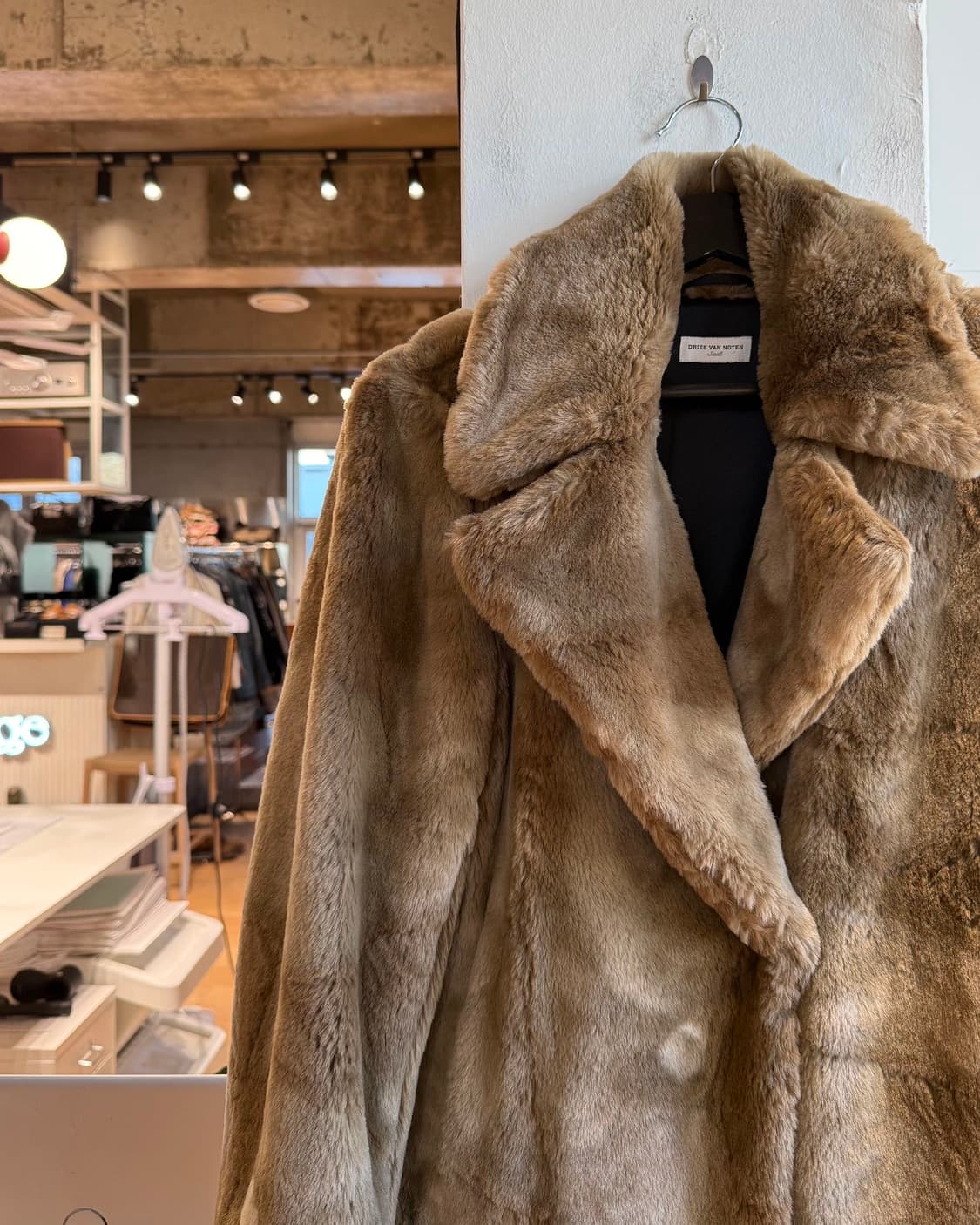 드리스 반 노튼 브라운 페이크 퍼 자켓  상품이미지4