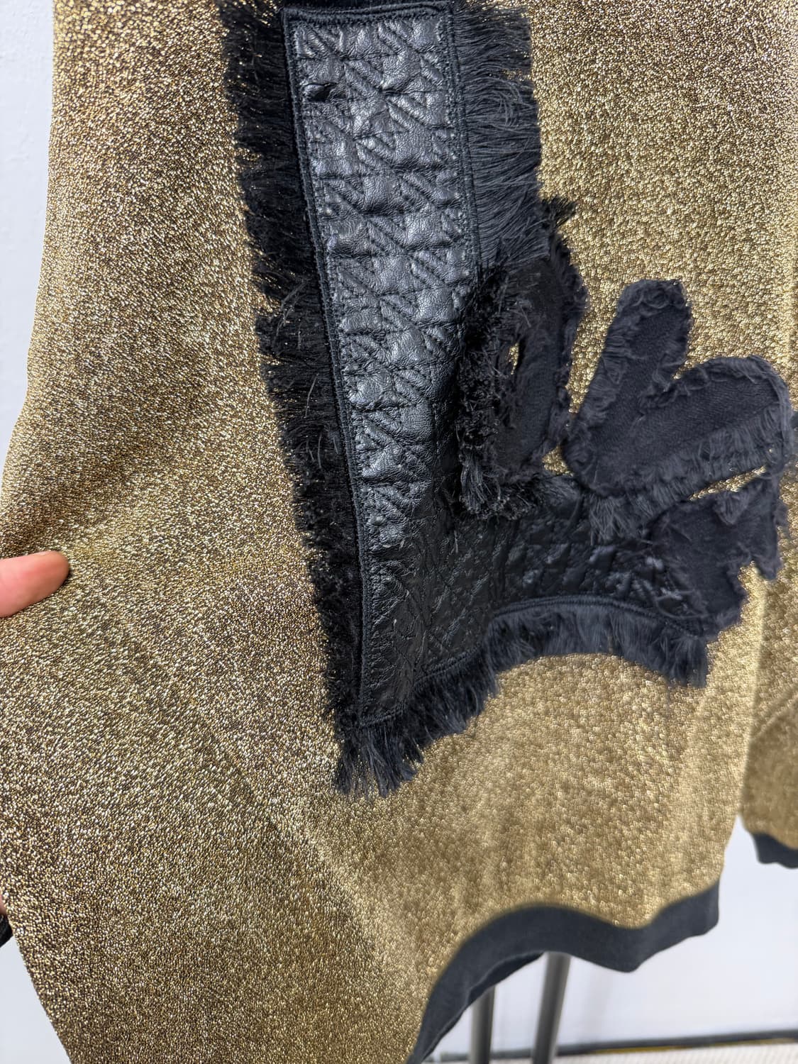 정품) 시스템 한섬 금색 펄 장식 오버핏 니트 맨투맨 90F 상품이미지4