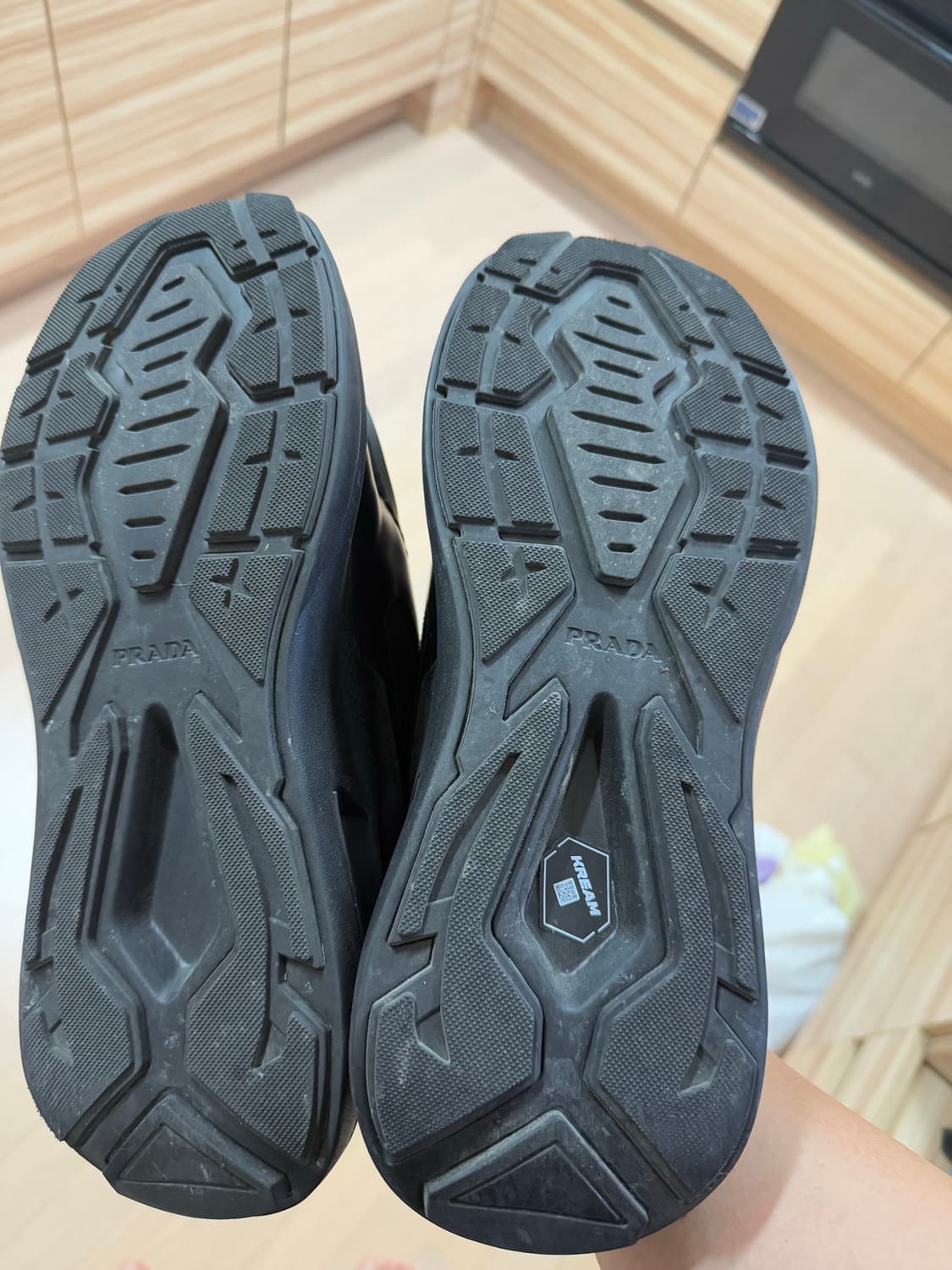 Prada 청키 브러시드 스니커즈 판매 상품이미지3