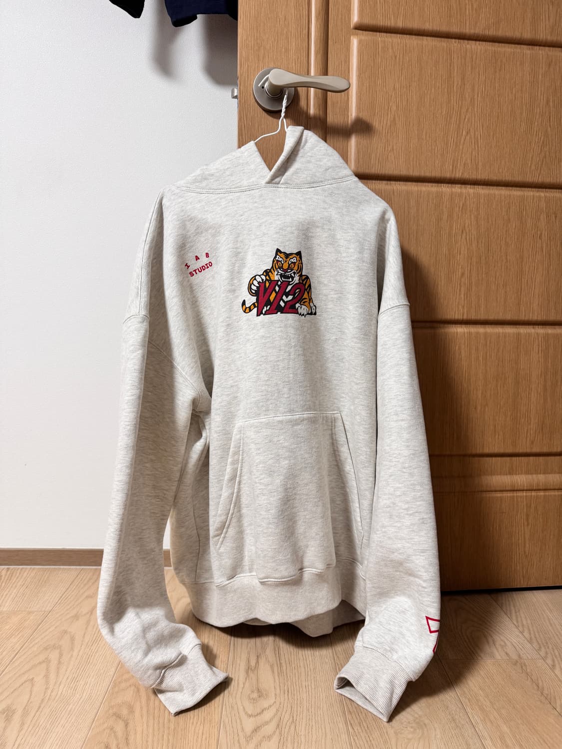 IAB STUDIO x KIA TIGERS V12 Hoodie Ivory 상품이미지3