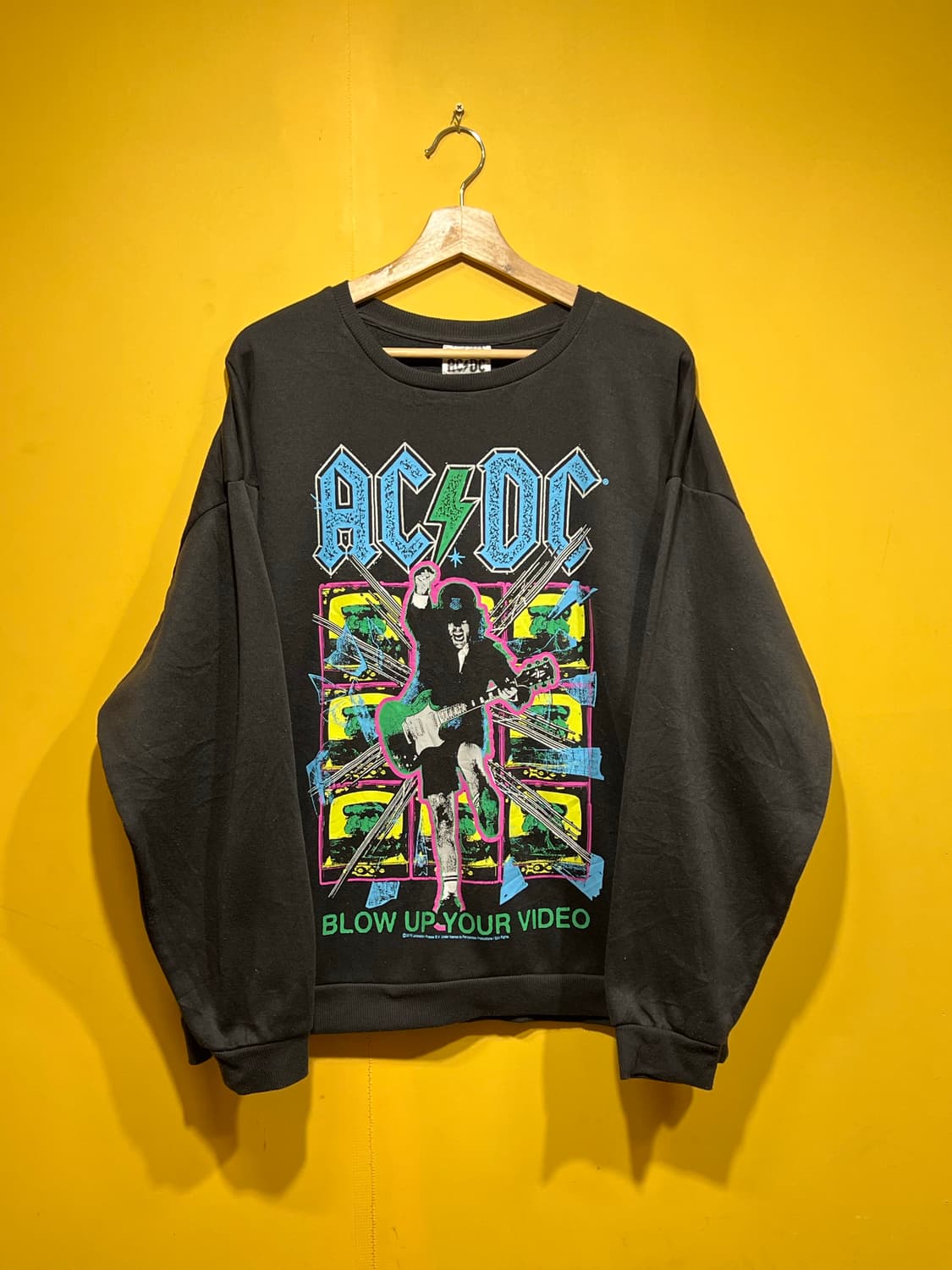AC/DC 블로우업유어비디오 맨투맨 블랙 상품이미지1