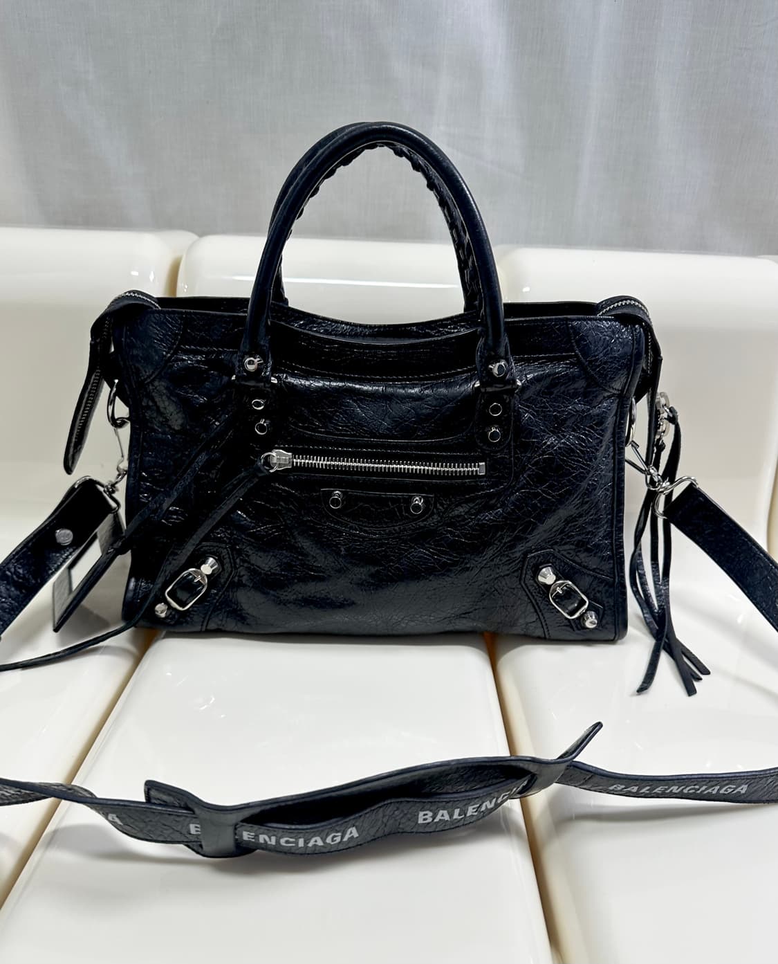 [A+ 정품] 발렌시아가 시티 모터백 스몰 로고스트랩 상품이미지4