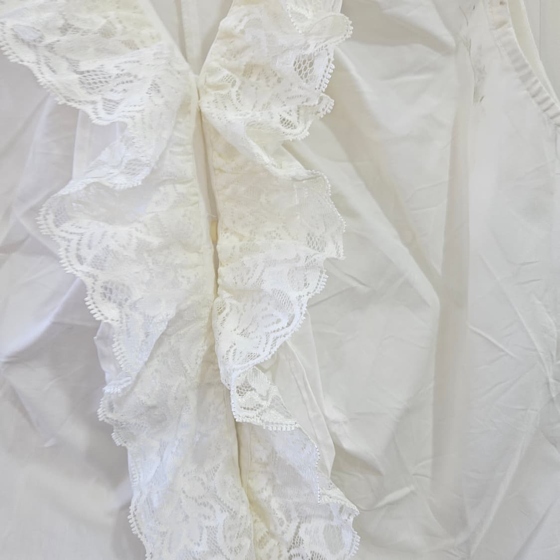 화이트 레이스 프릴 민소매 블라우스 상품이미지5