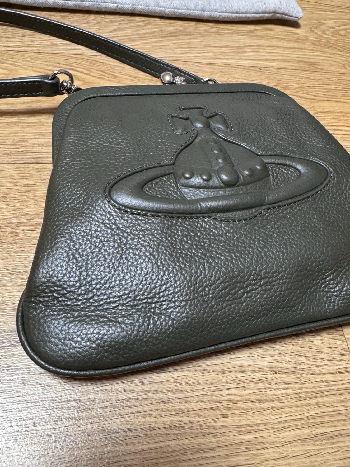 비비안웨스트우드 클러치 숄더백 그린 카키 상품이미지3