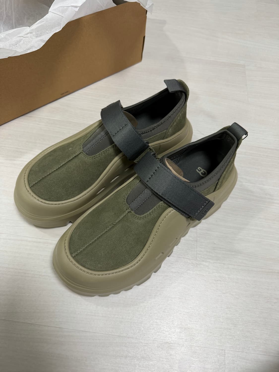 어그 피크모드 로우컷 다크올리브 모스그린  상품이미지1