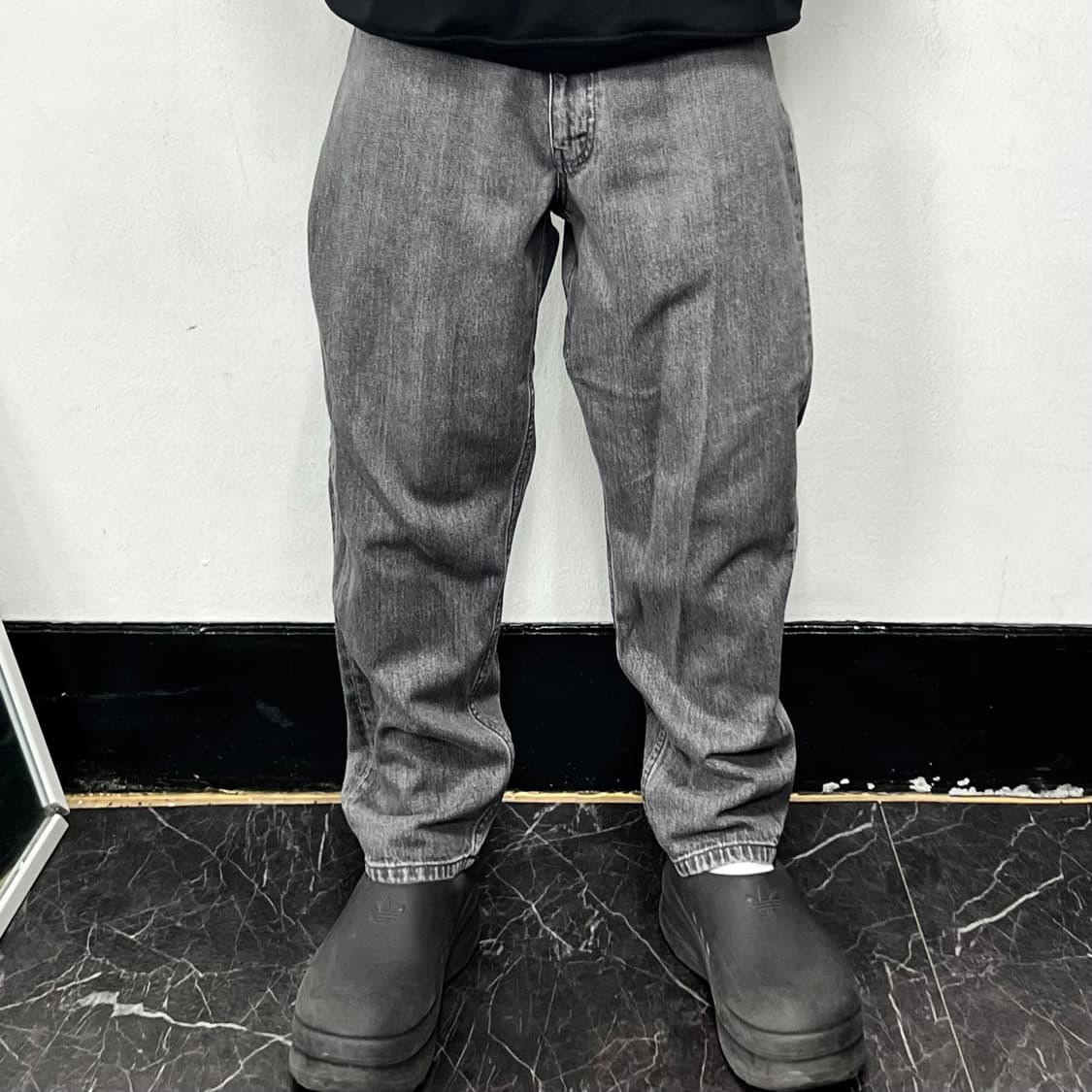 빔즈 워시드 데님 팬츠 그레이 상품이미지2